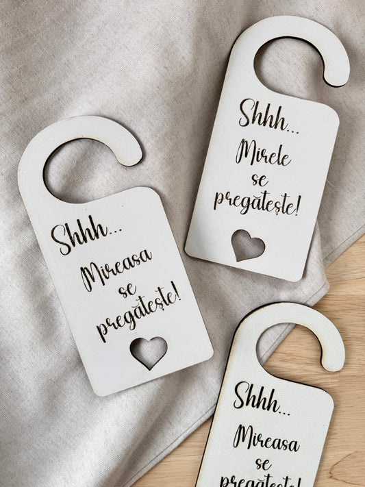 Tag ușă - mirii se pregătesc